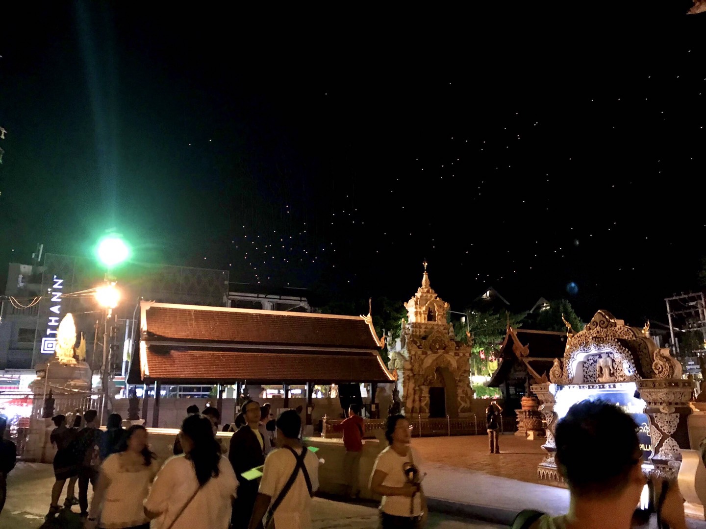 チェンマイの大晦日の夜空にはコムローイ