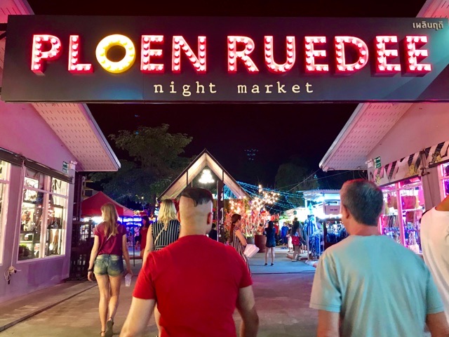 チェンマイ ナイトバザール Ploen Ruedee Night Market でタイ人によるカバーソングを聴きながらの食事がお勧め Dragonthai Chiang Mai