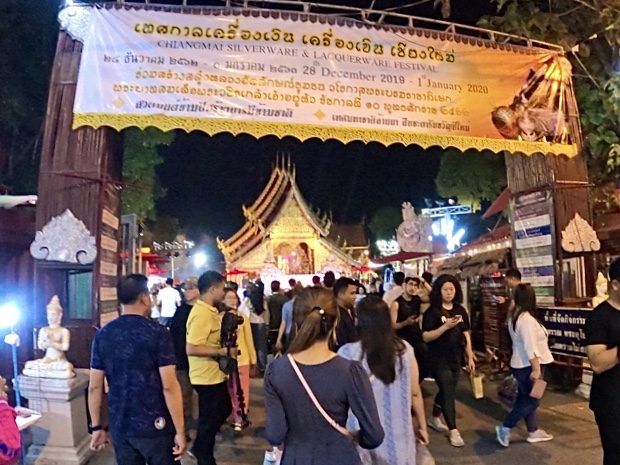 チェンマイ サタデーマーケット 土曜日の夜はチェンマイ門へ行こう Dragonthai Chiang Mai